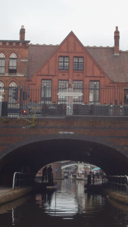 Video-Vertical-De-La-Vista-Desde-El-Barco-En-El-Canal-Que-Ingresa-Al-Túnel-De-Bridge-Street-En-Birmingham,-Reino-Unido